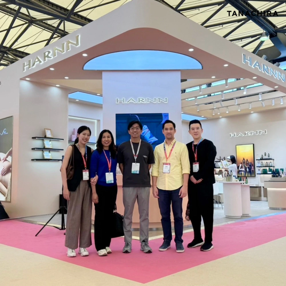 HARNN Greater China, a subsidiary under Tanachira Retail Corporation Public Company Limited (TAN), led by CEO Mr. Tanapong Chirapanidchakul and his team, proudly showcased the strength of the Thai brand at China Beauty Expo (CBE) — the largest beauty trade show in Asia, held this past May in Shanghai, China.